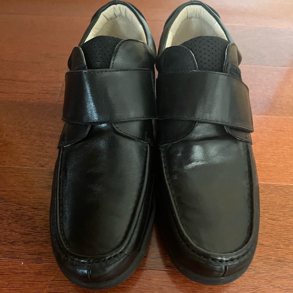 Men’s Wide Fit Velcro Close Shoe 👞,New without box 🗃️